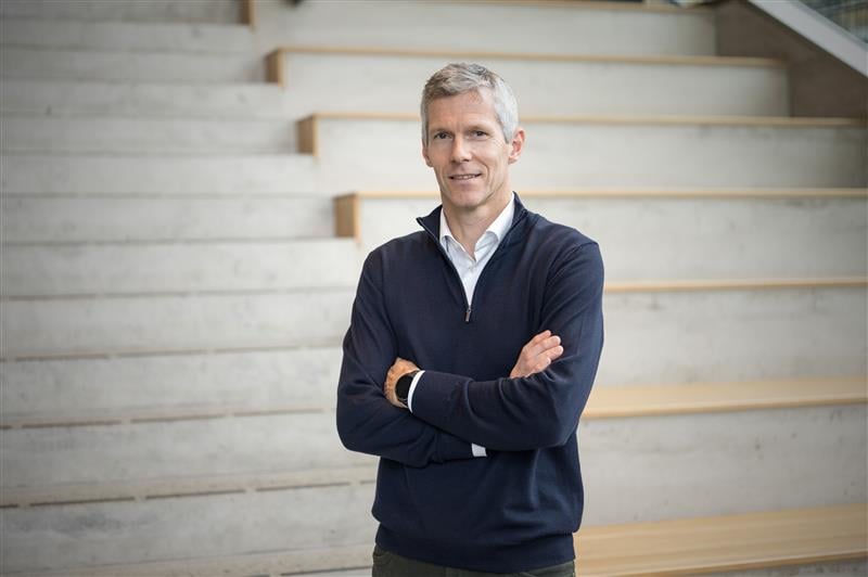 En person som står foran en trapp