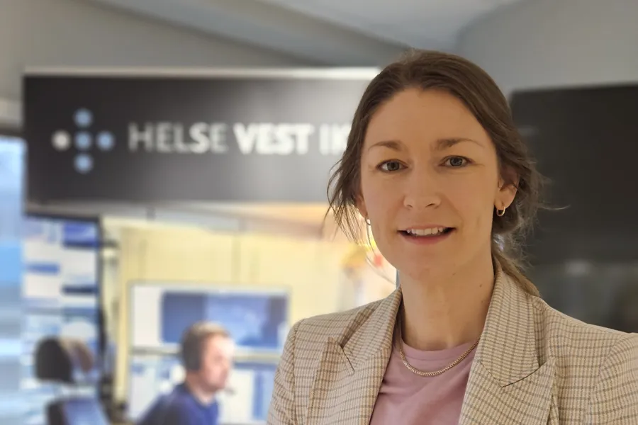 En person som smiler til kameraet