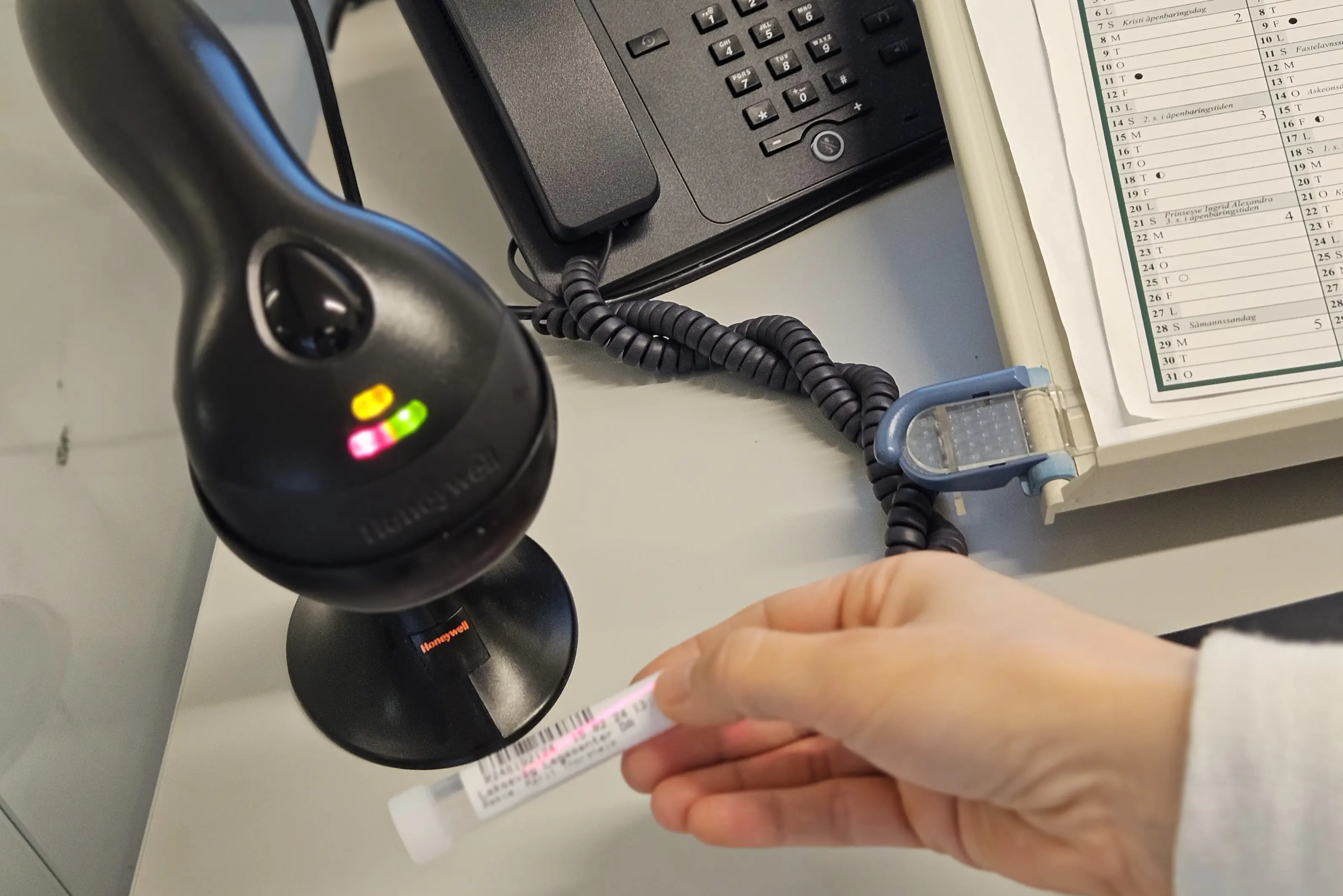 Hånd som holder i en blodprøve og scanner den