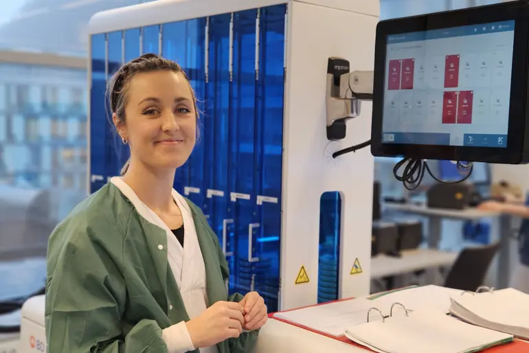 Ung kvinne med lyst, oppsatt år og lab frakk