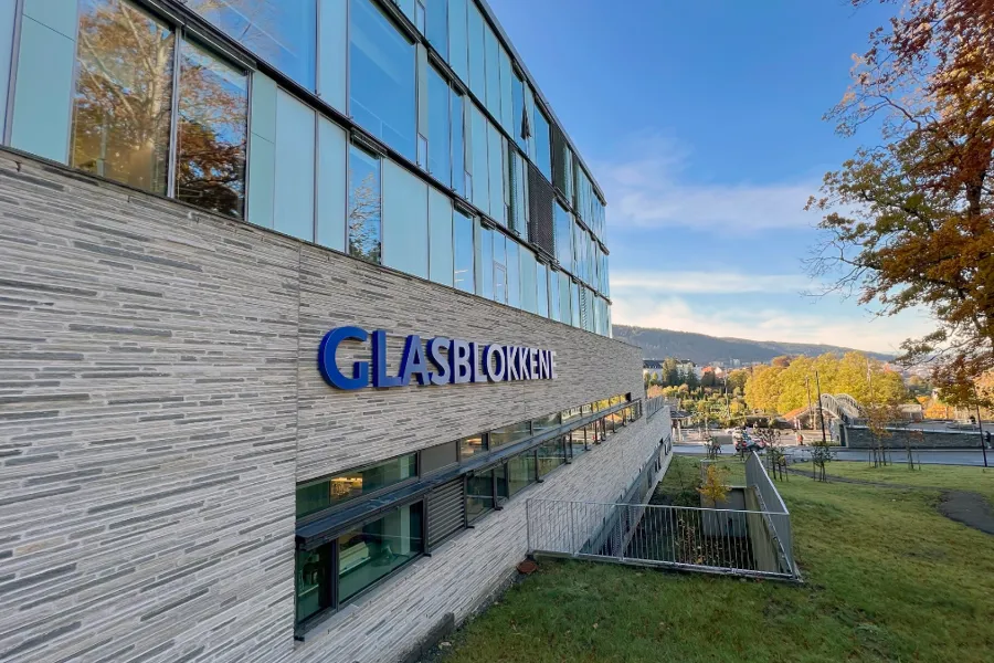 En bygning med glassvegg