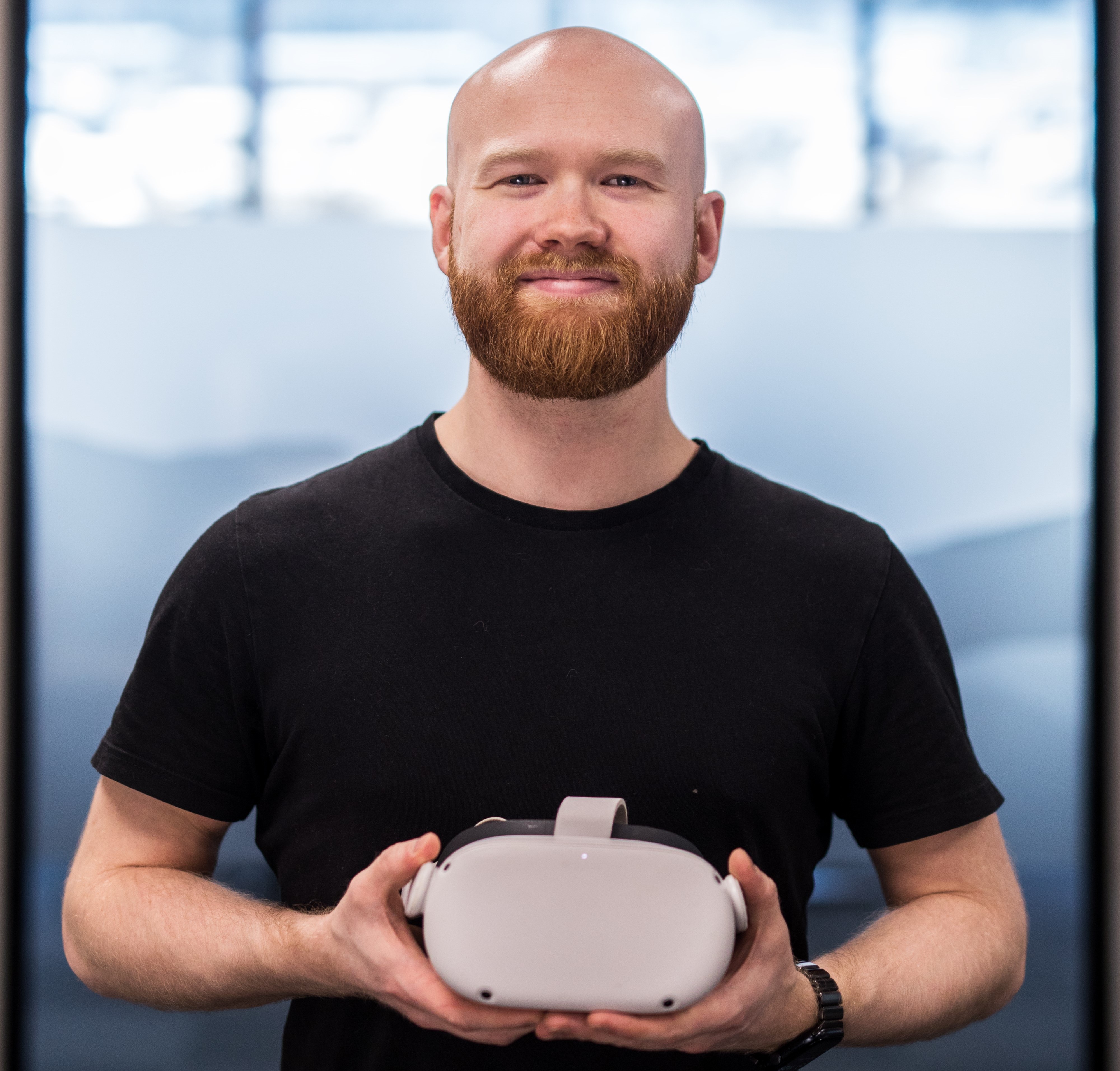 En mann som holder 3D briller