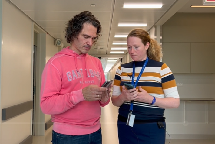 En mann og en kvinne som ser på telefonene sine