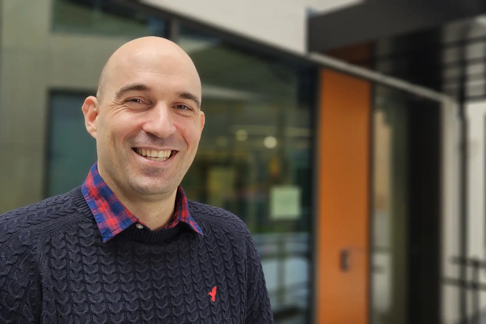 En mann som smiler til kameraet