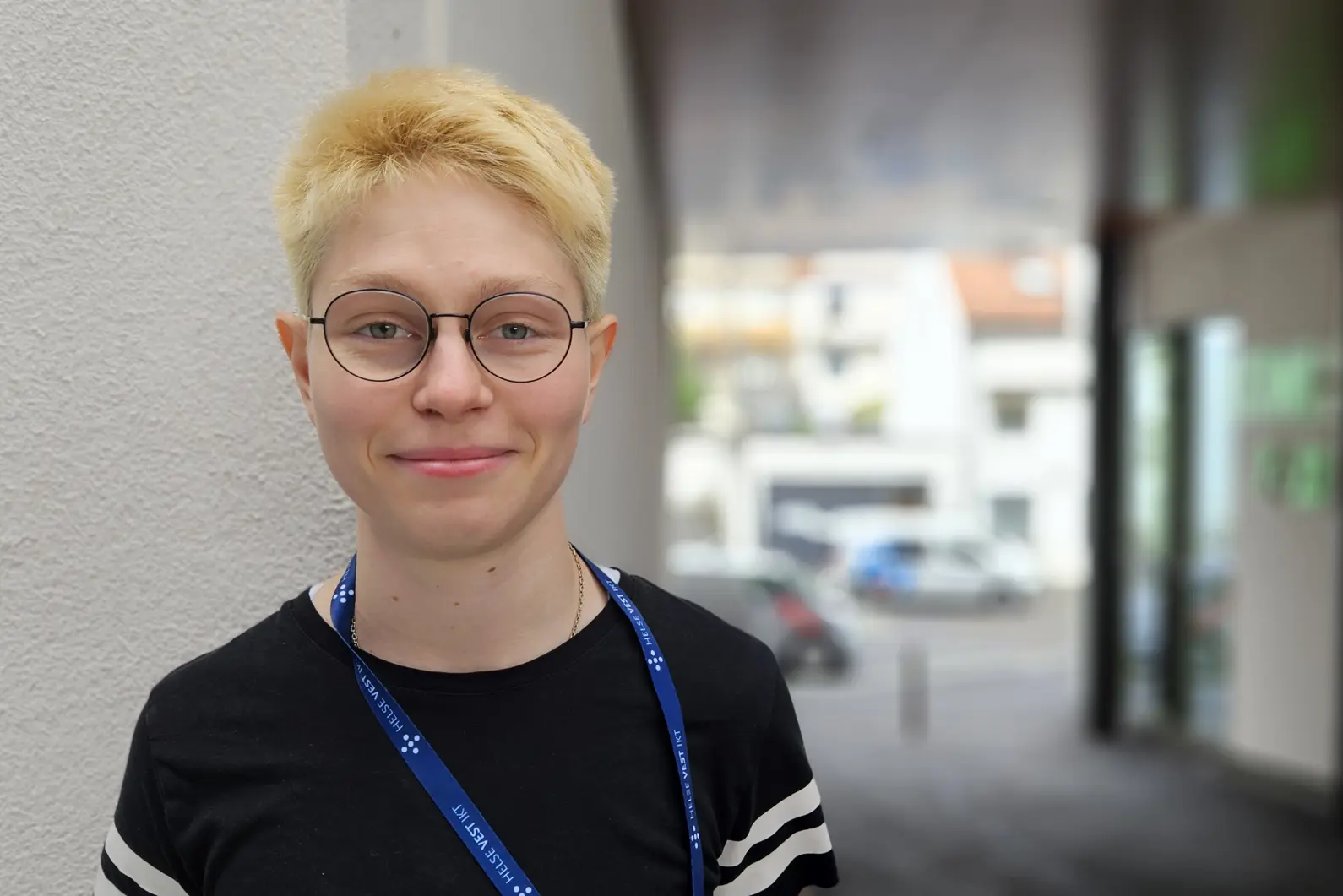 En person som bruker briller