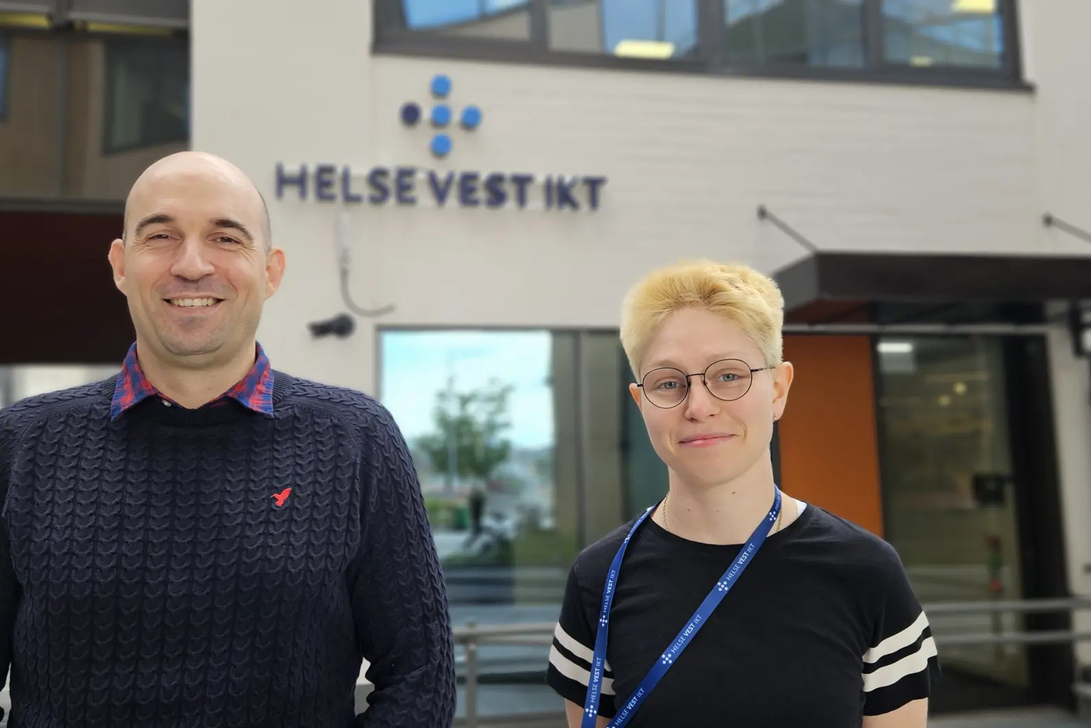 En mann og en kvinne som smiler