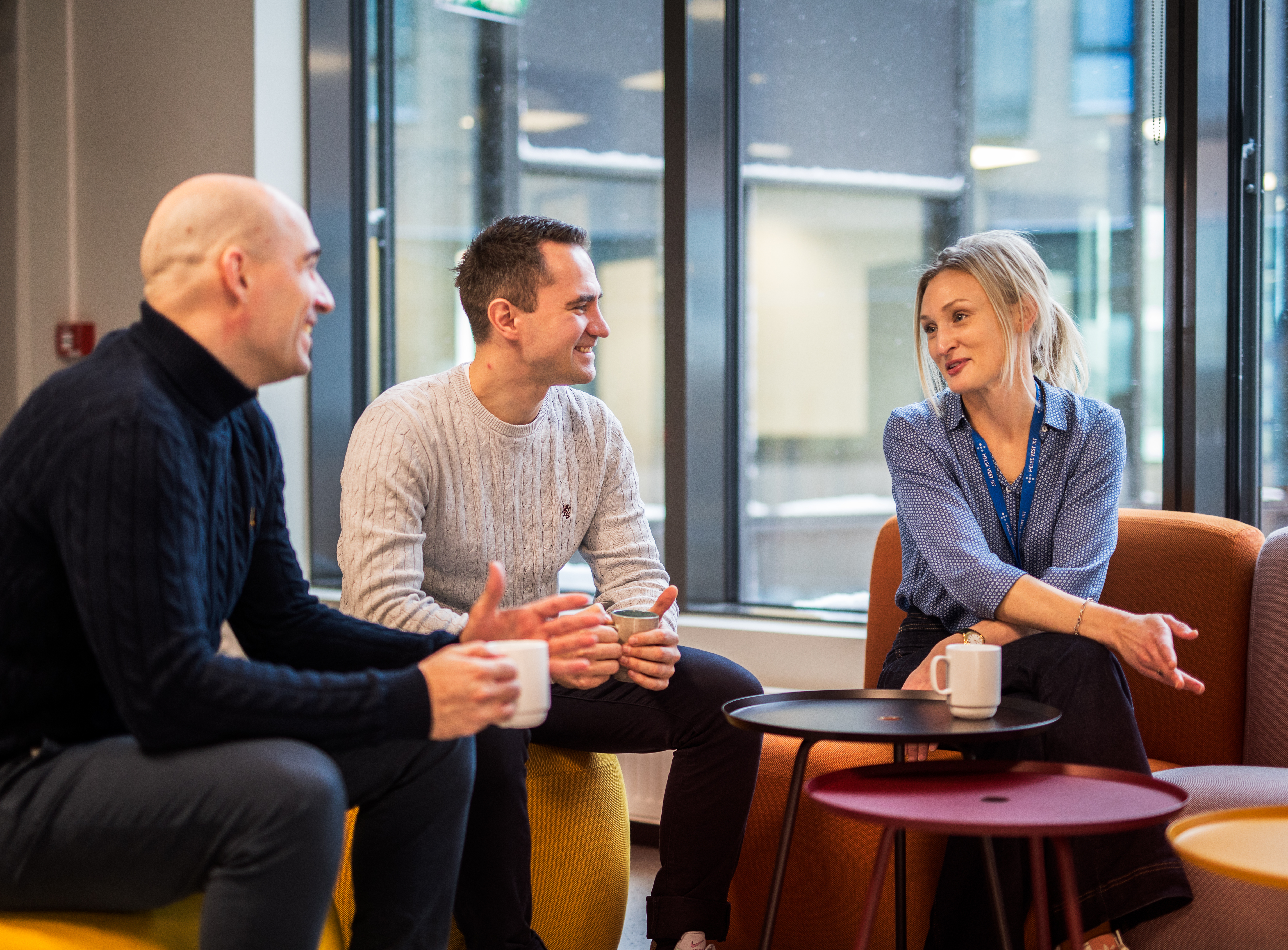 Tre ansatte på kontoret.