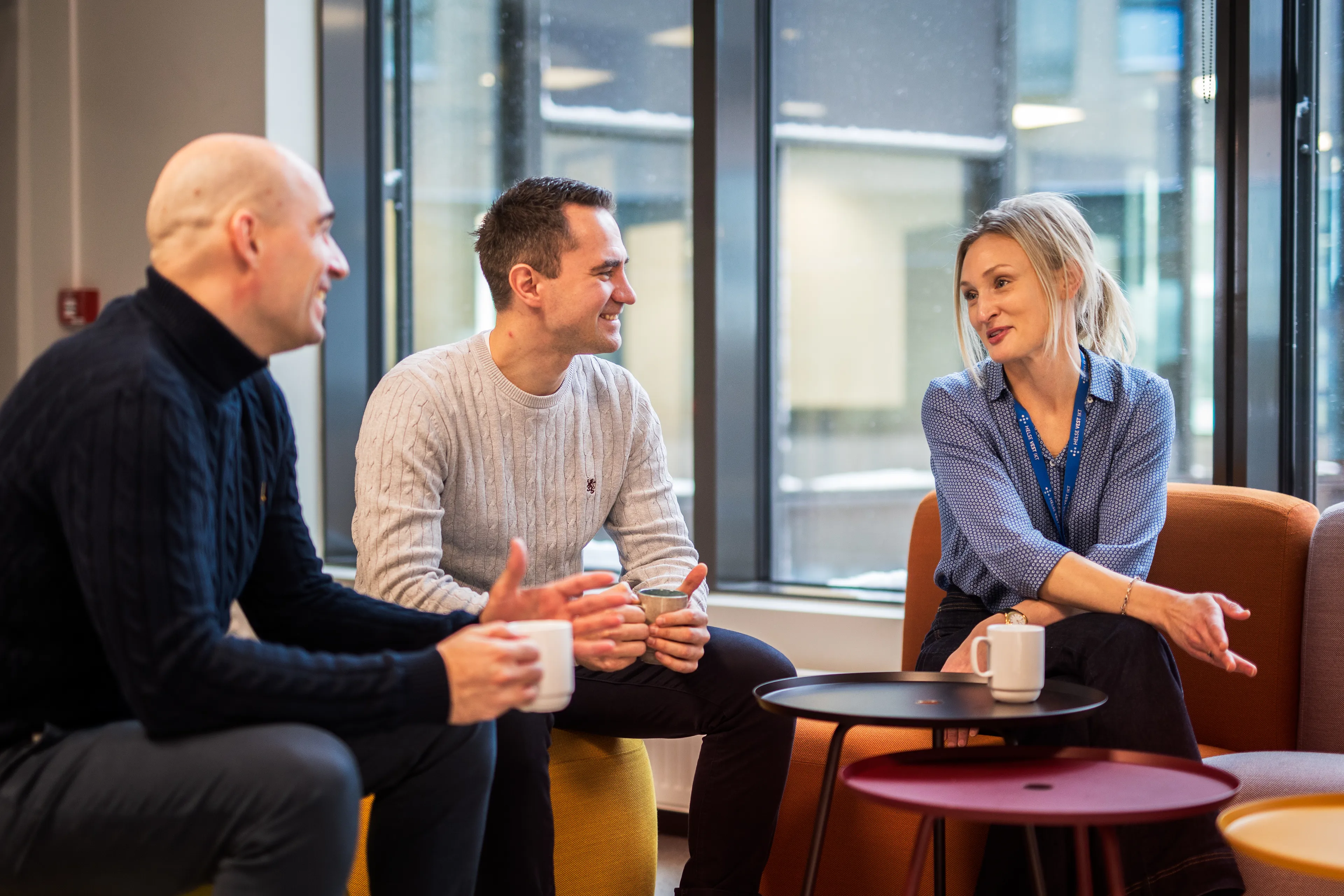 Tre ansatte på kontoret.