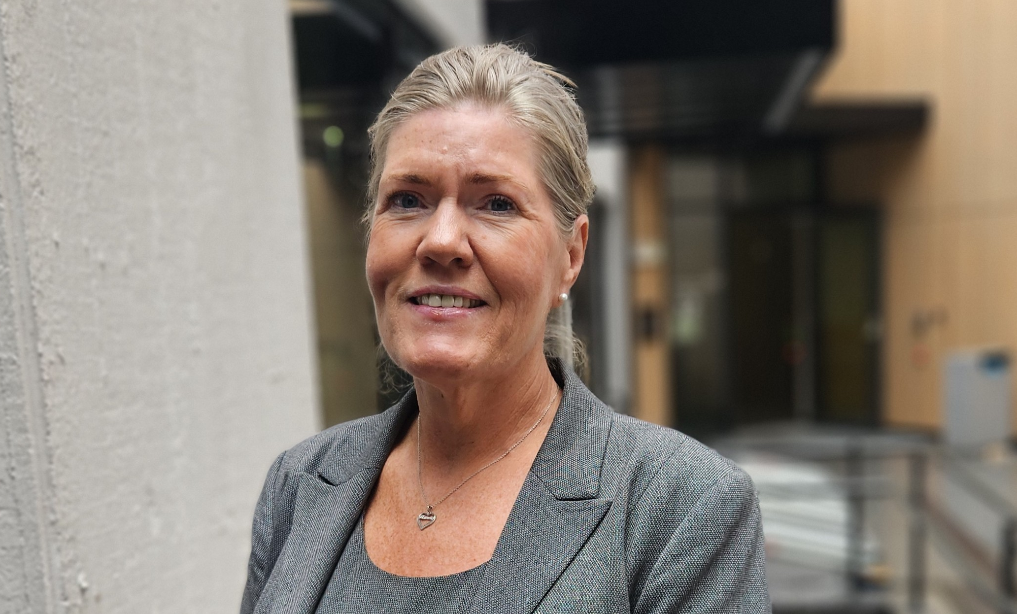 En person som smiler til kameraet