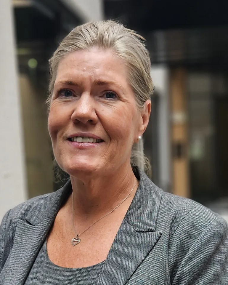 En person som smiler til kameraet
