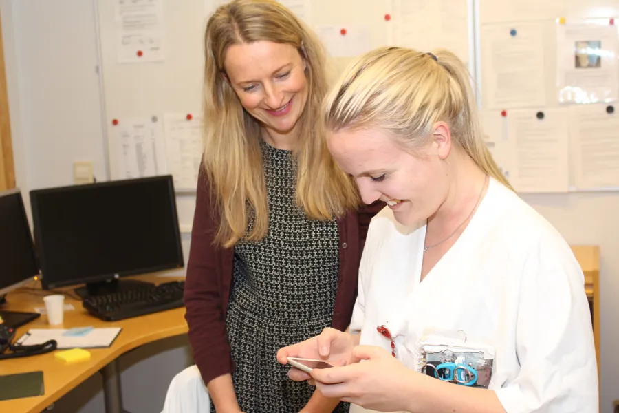 En person som viser en person noe på papiret