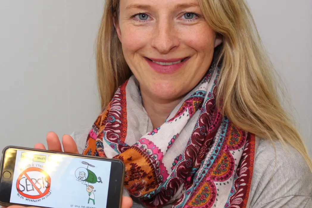 En kvinne som holder en liten boks