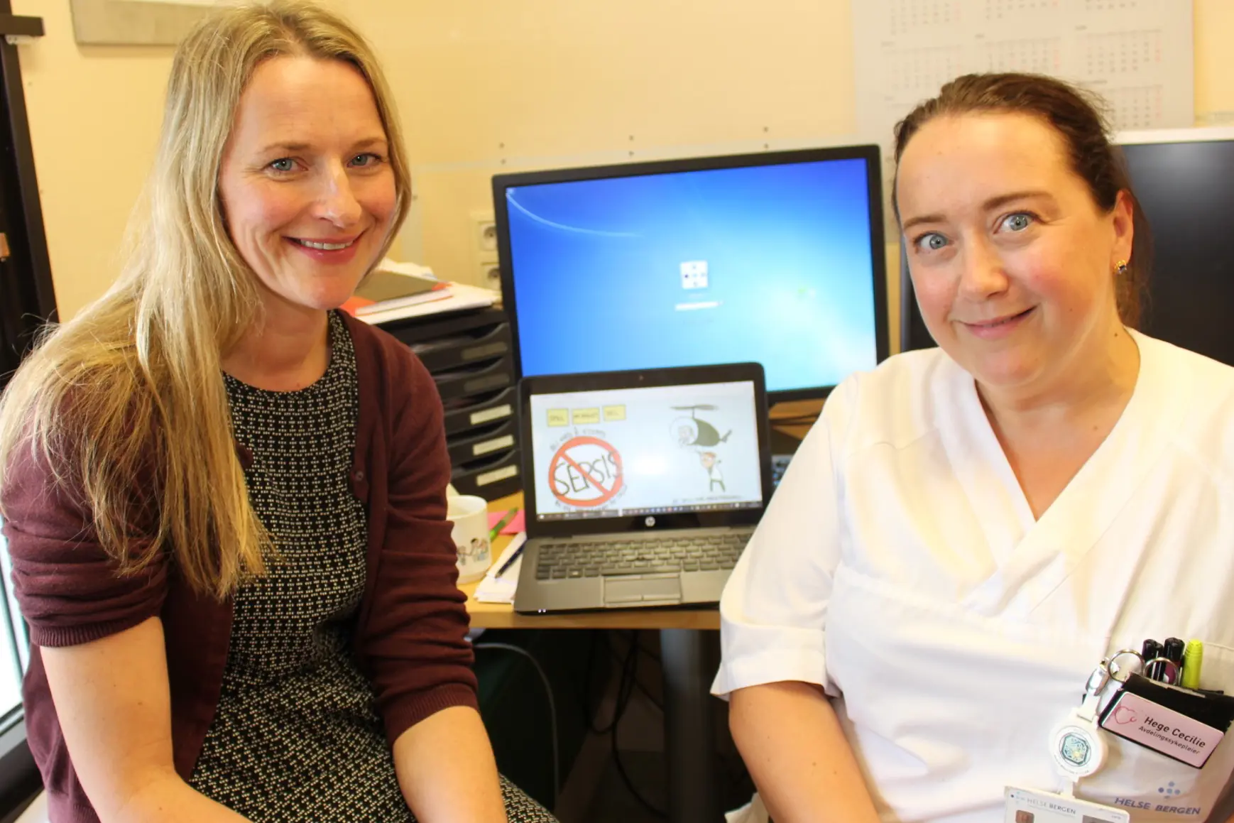 Et par kvinner smiler