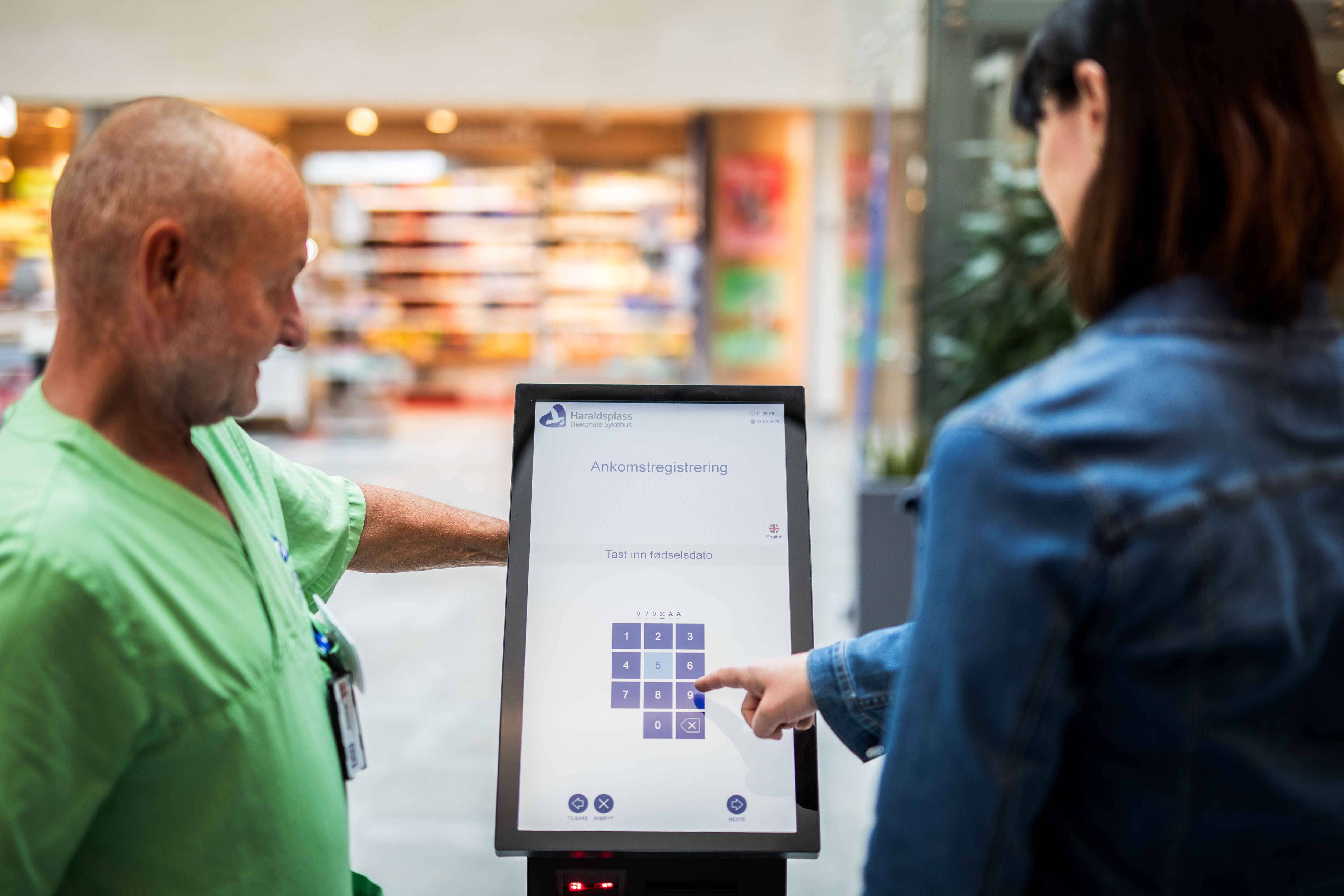 eldre mann hjelper pasient med skjerm