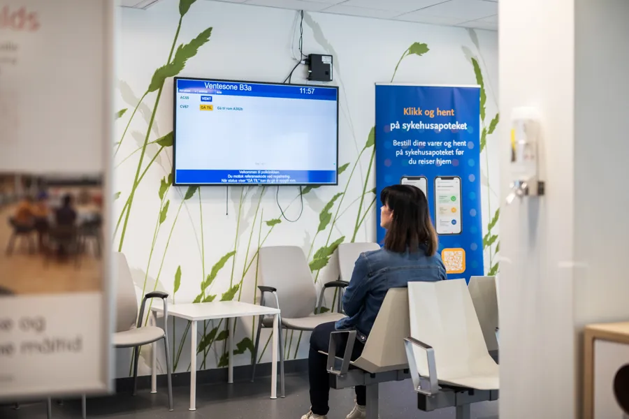 Kvinne sit på venterom