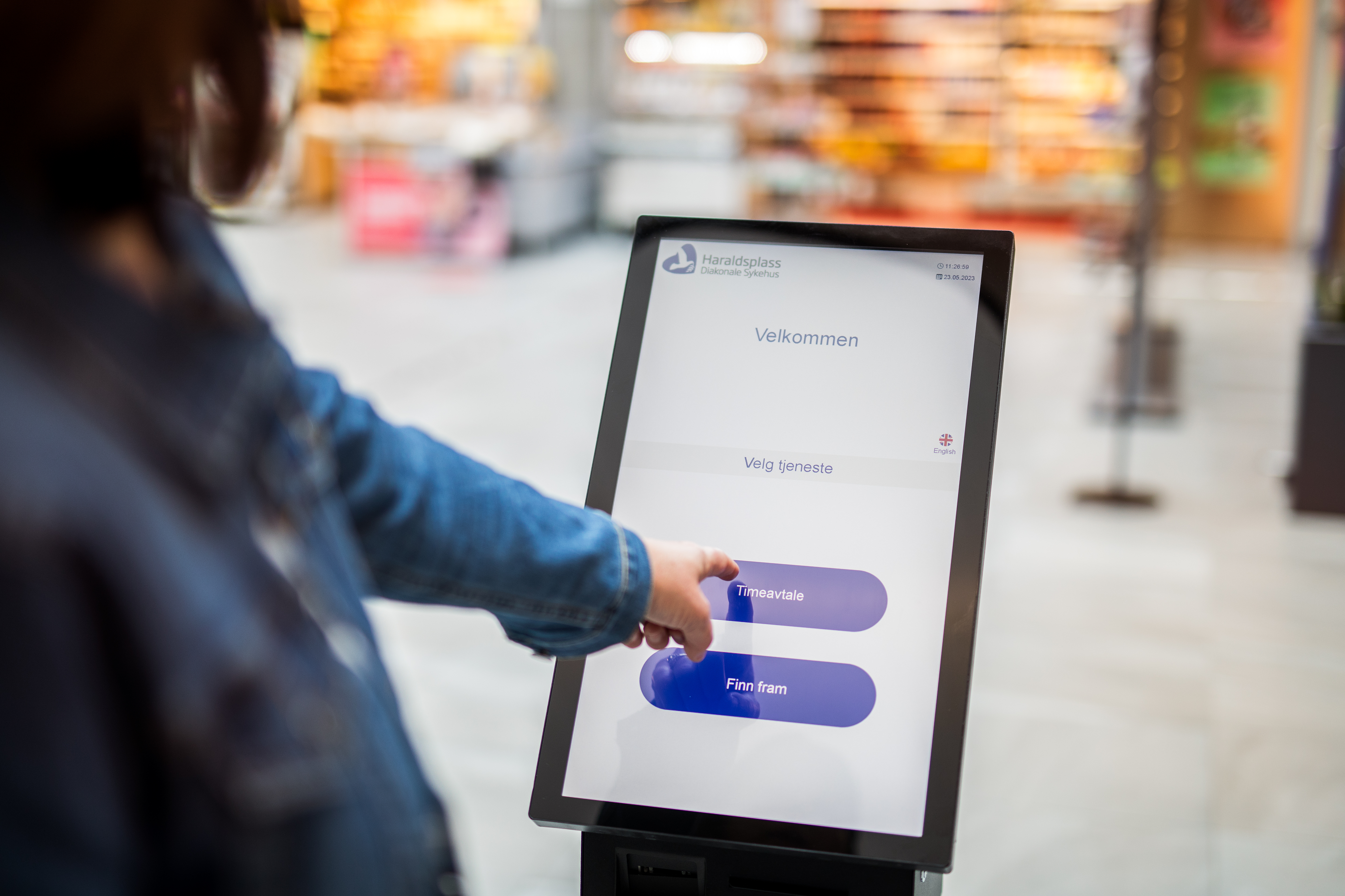 Person trykker på en skjerm