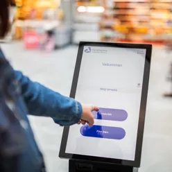 Person trykker på en skjerm