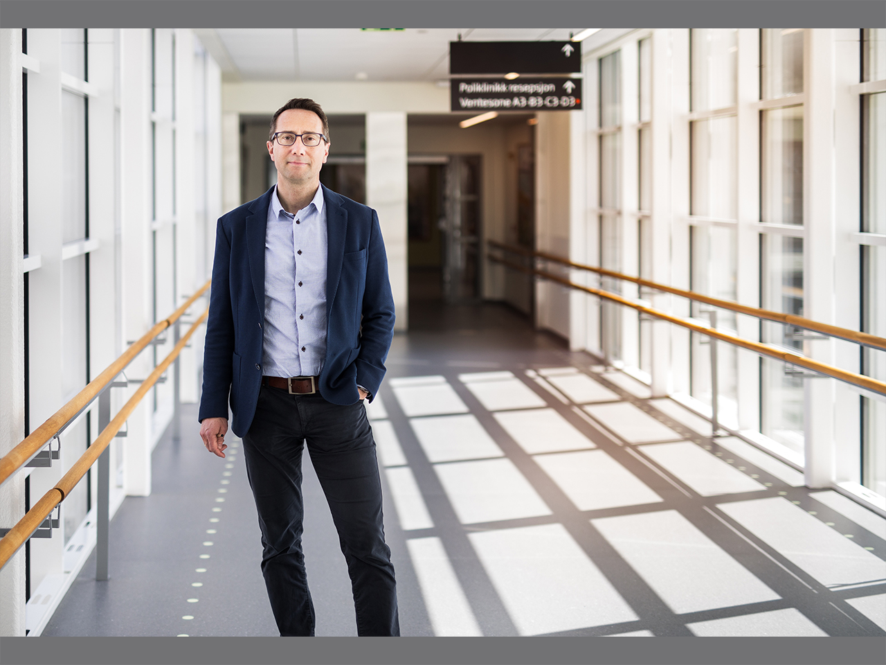 En mann som står i gangen