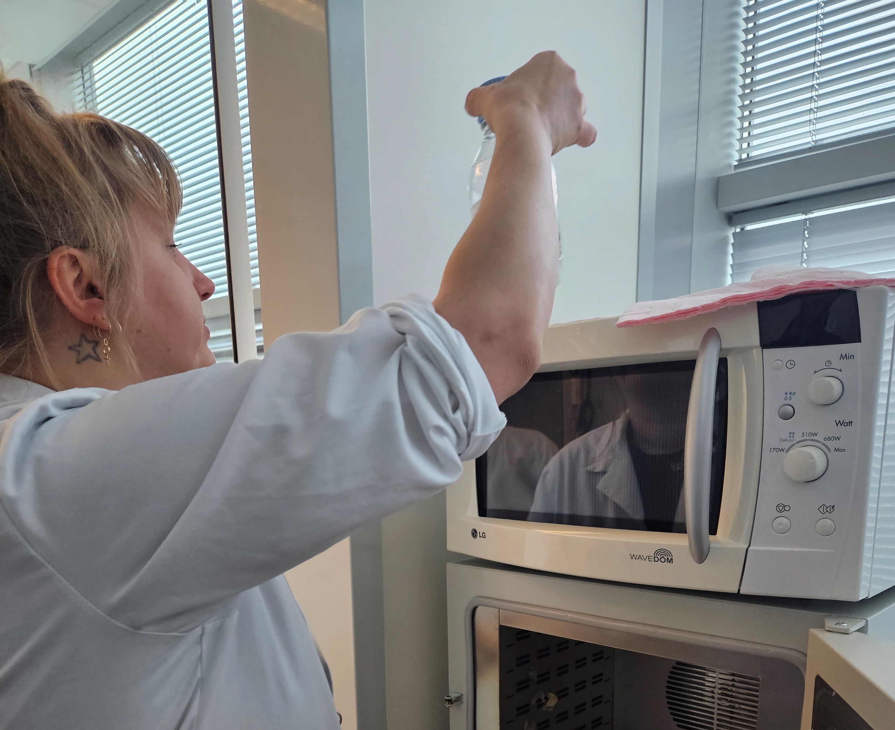 En mann åpner en mikrobølgeovn