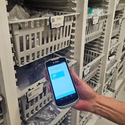 En hånd som holder en telefon