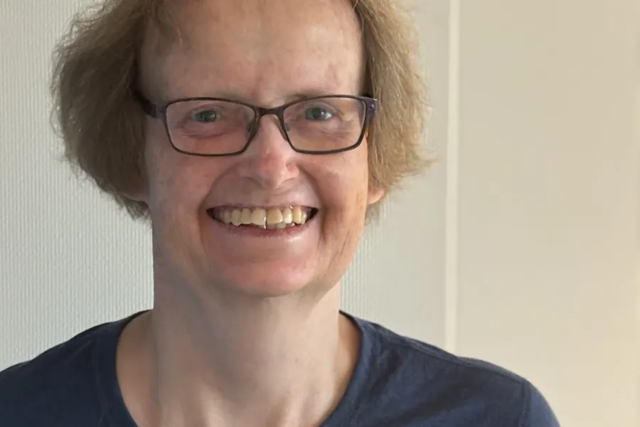 En person som bruker briller