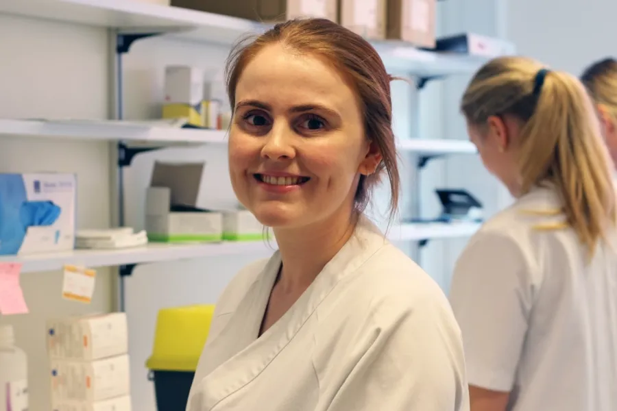 En person som smiler til kameraet