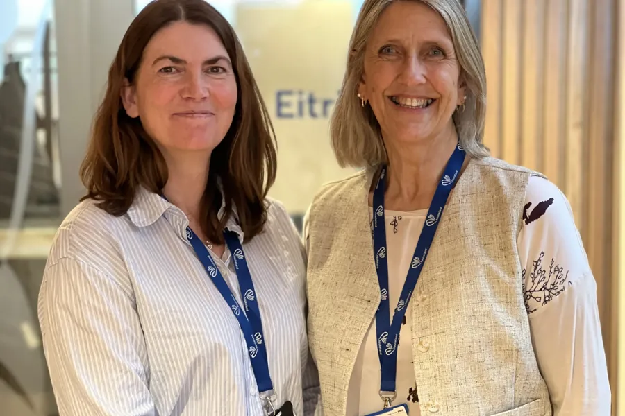 Middels bilde av kvinner som smiler