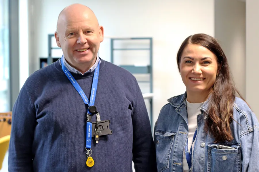 En mann og en kvinne som smiler