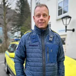 En mann som står utenfor