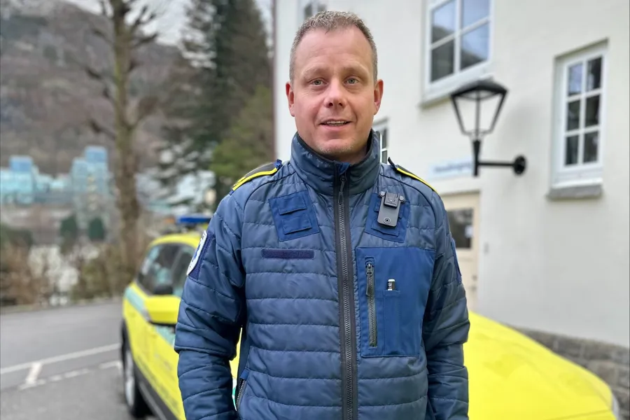 En mann som står utenfor