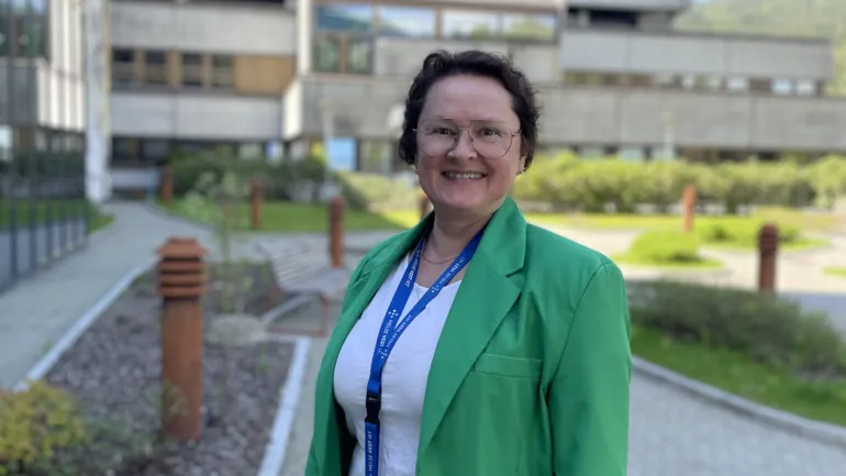 En mann som står foran en bygning