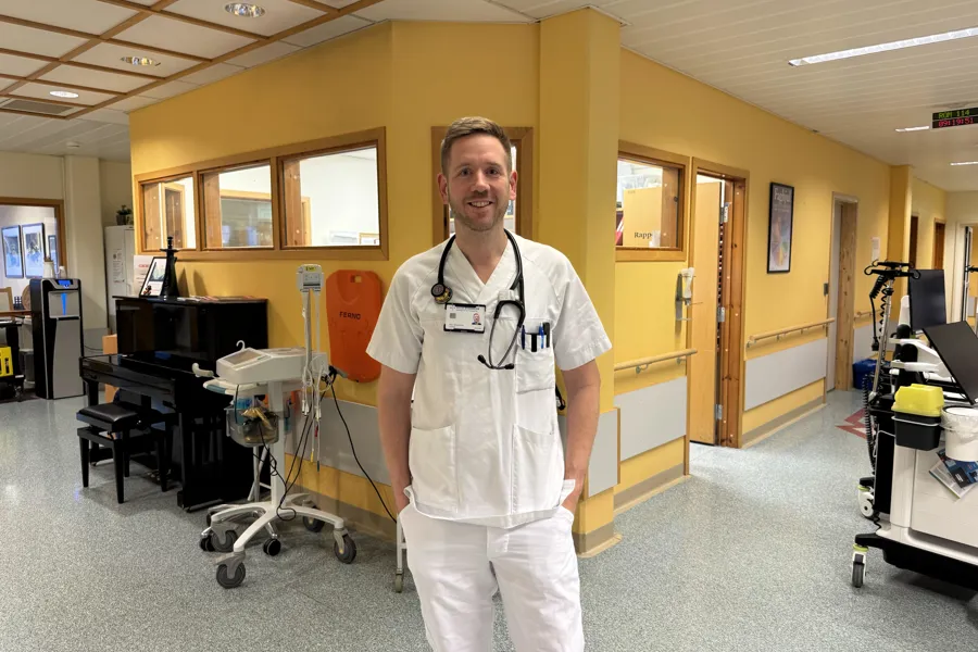 En mann som står i et rom