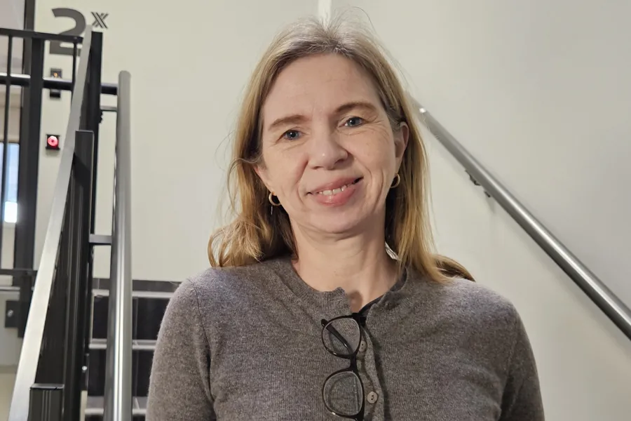 En kvinne som smiler til kameraet