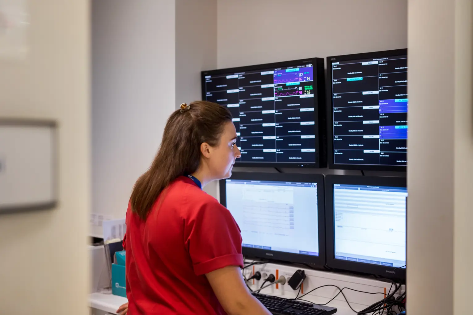 Kvinne sitter foran skjerm