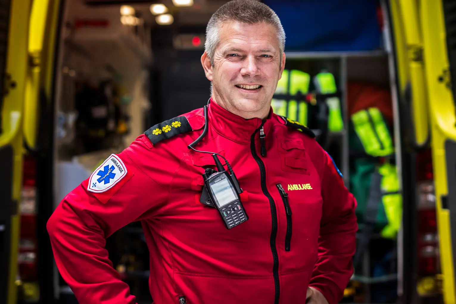 Mann står foran ambulanse