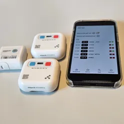 En gruppe hvite enheter