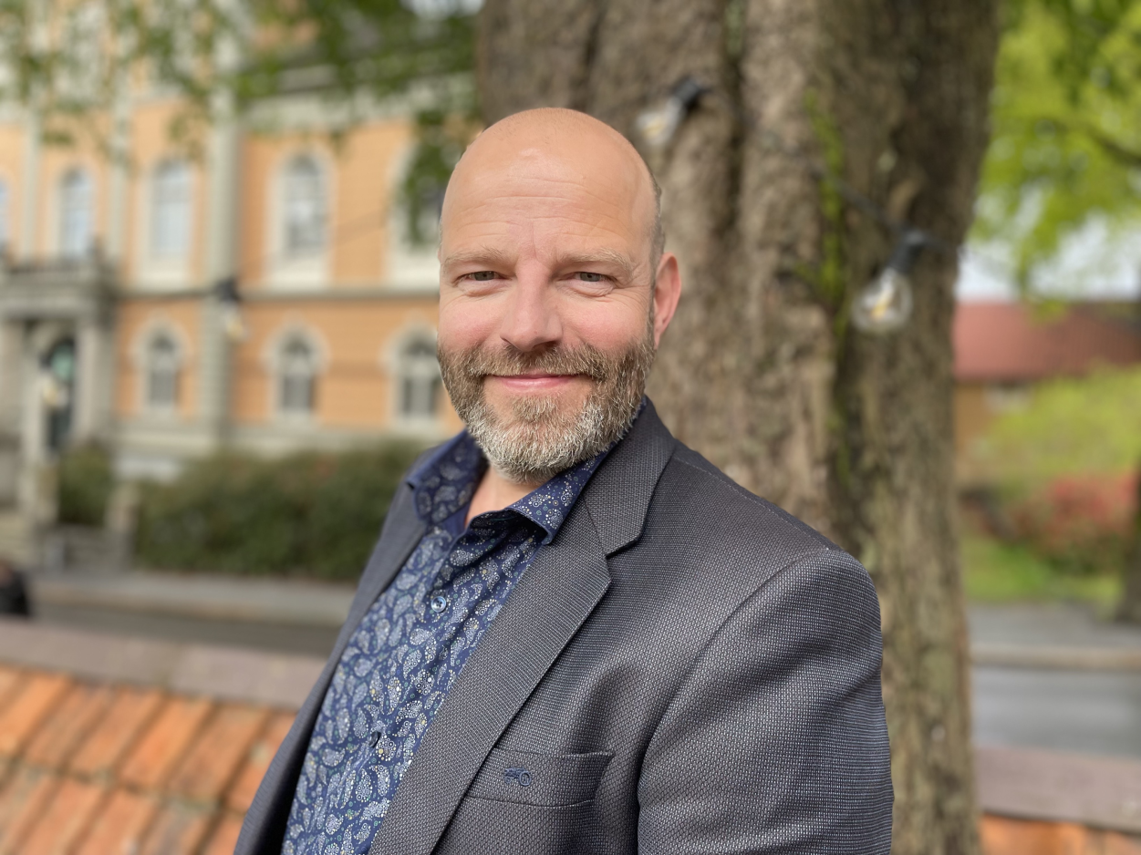 En mann i dress og slips