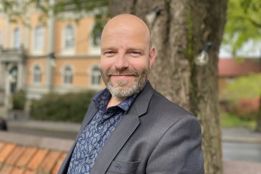 En mann i dress og slips