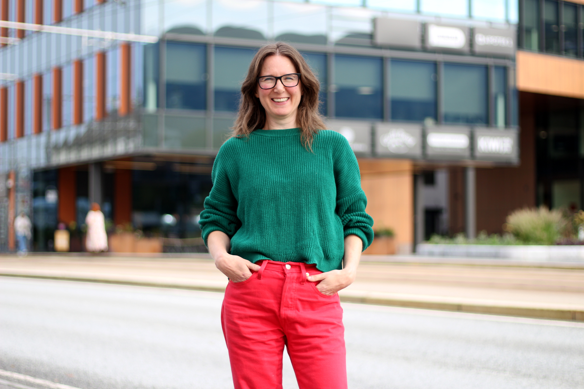 En kvinne som bruker briller