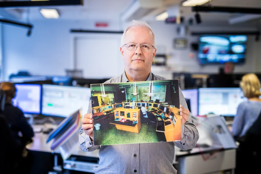 Portrett av Åge Carl Jensen med eit bilete av AMK-sentralen for 30 år sidan.