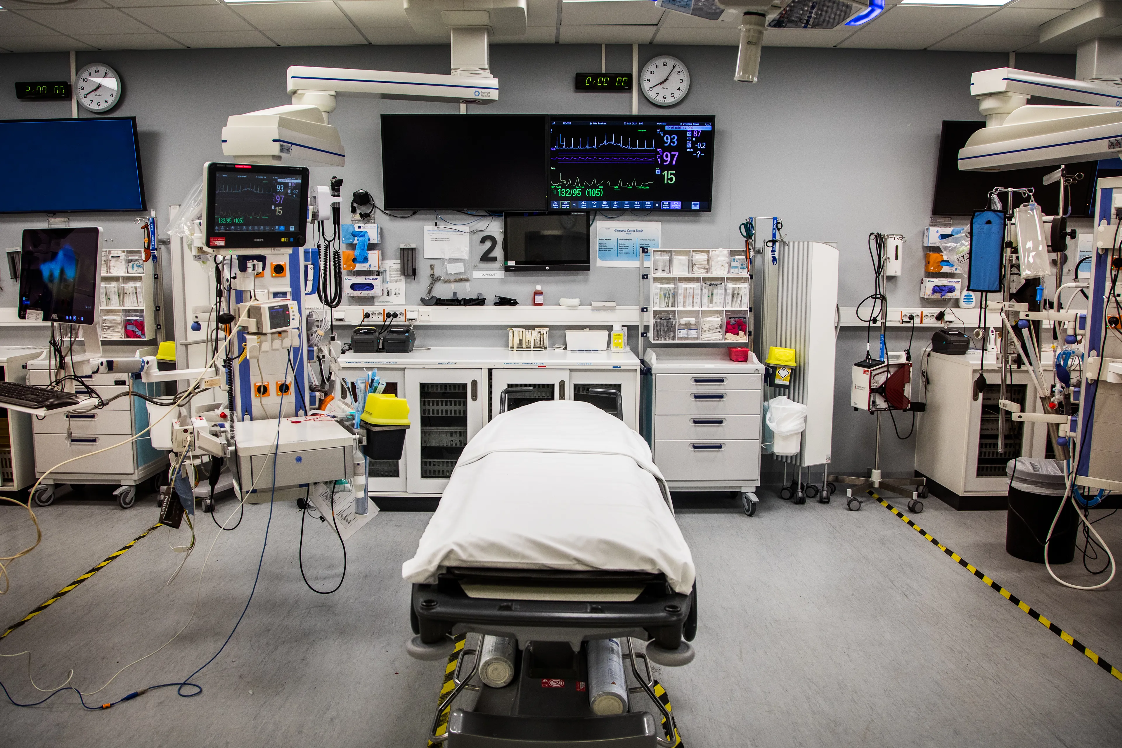 Operasjonsstue med skjermer