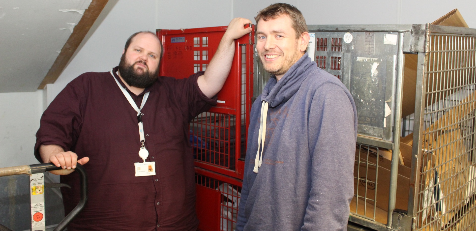 To menn som holder på noen vogner