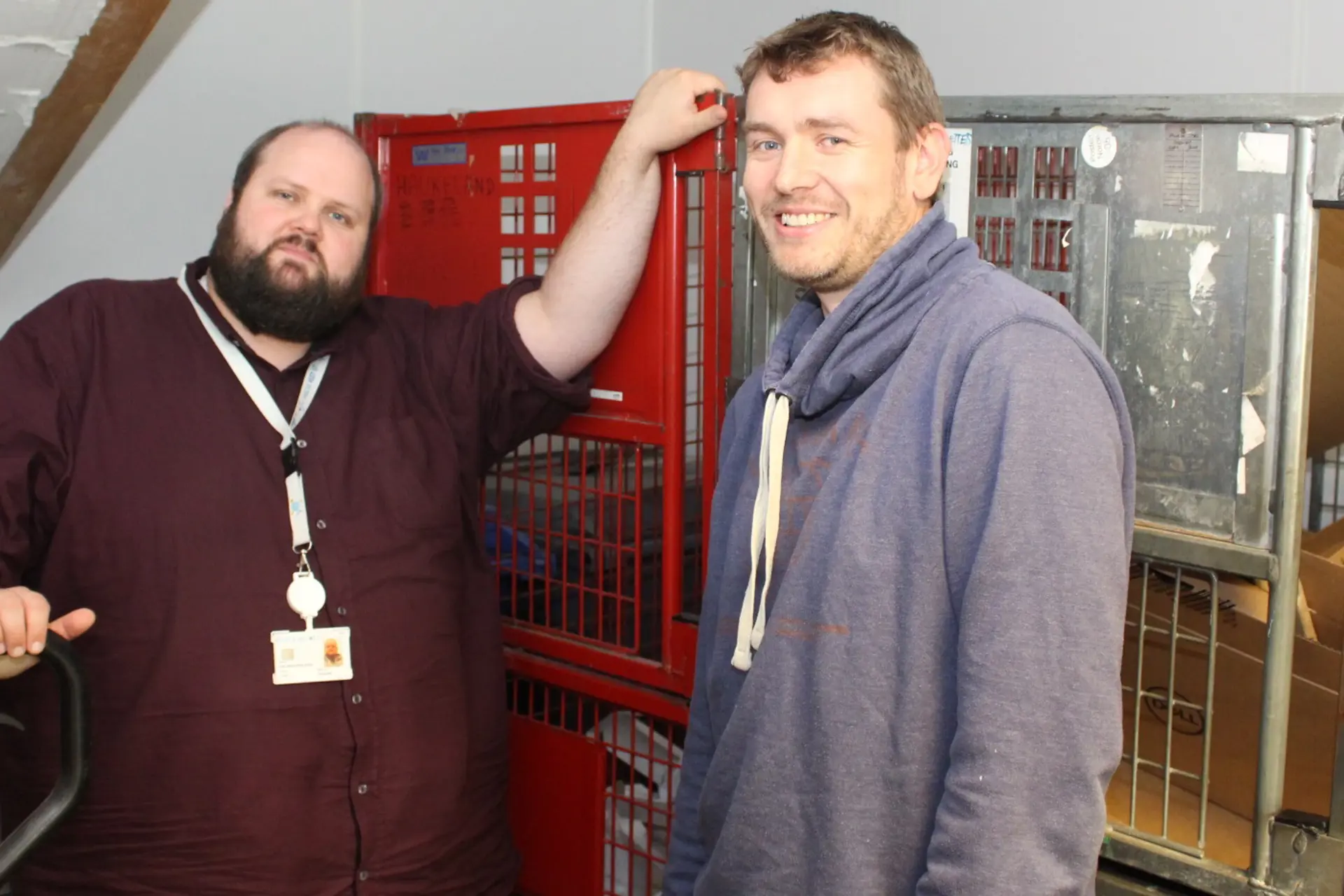 To menn som holder på noen vogner