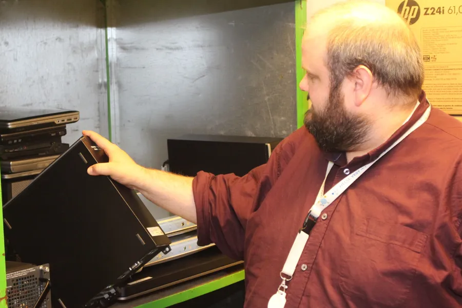 En mann som holder en bærbar datamaskin