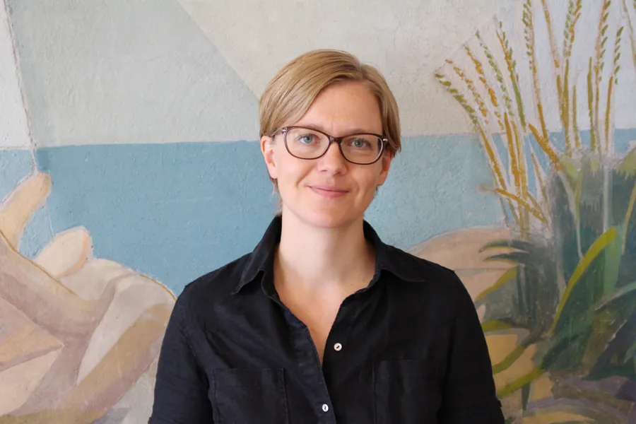 Bilde av dame med briller